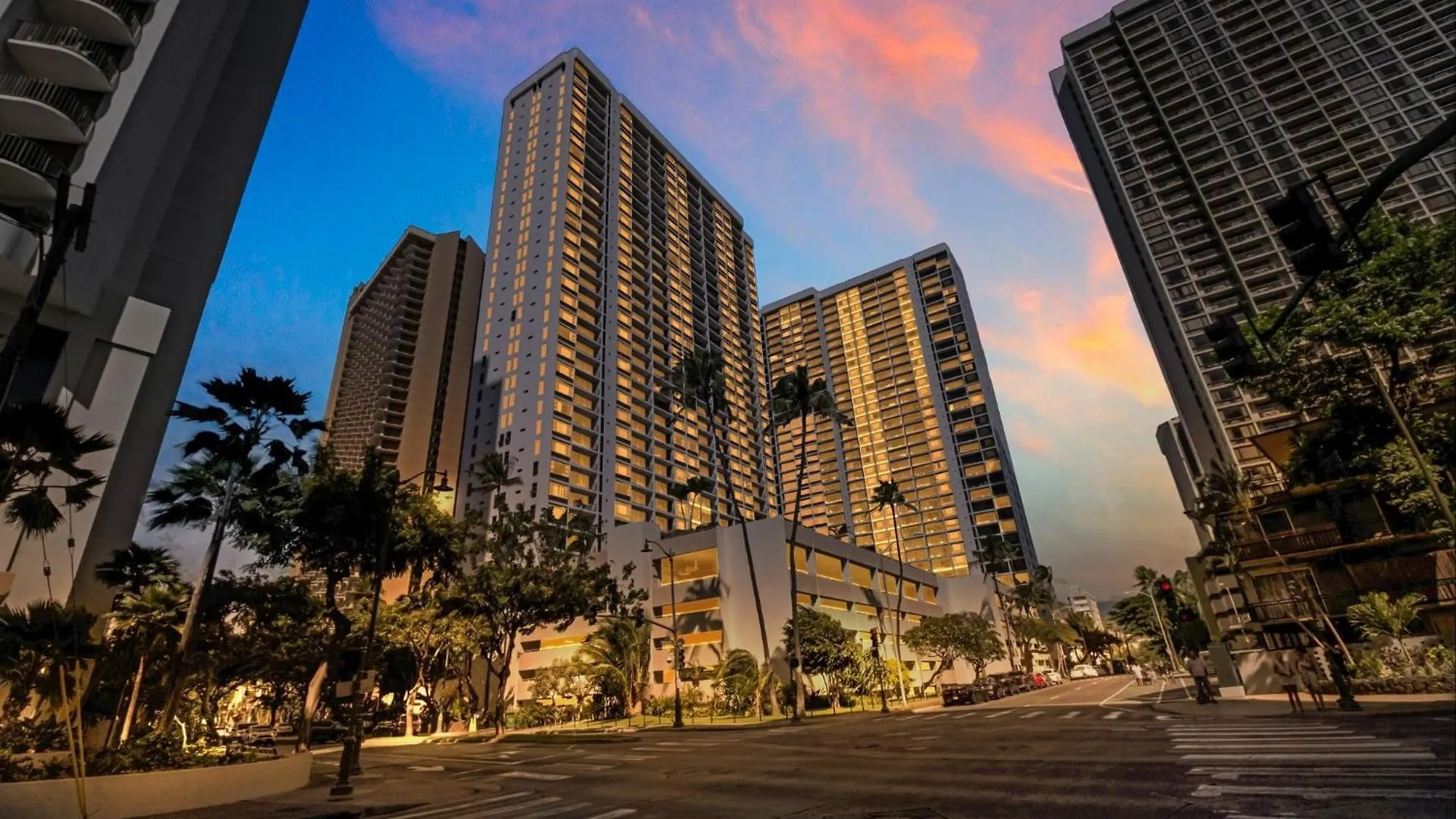 Waikiki Banyan Condo Located One Block From Waikiki Beach! Condo Honolulu
