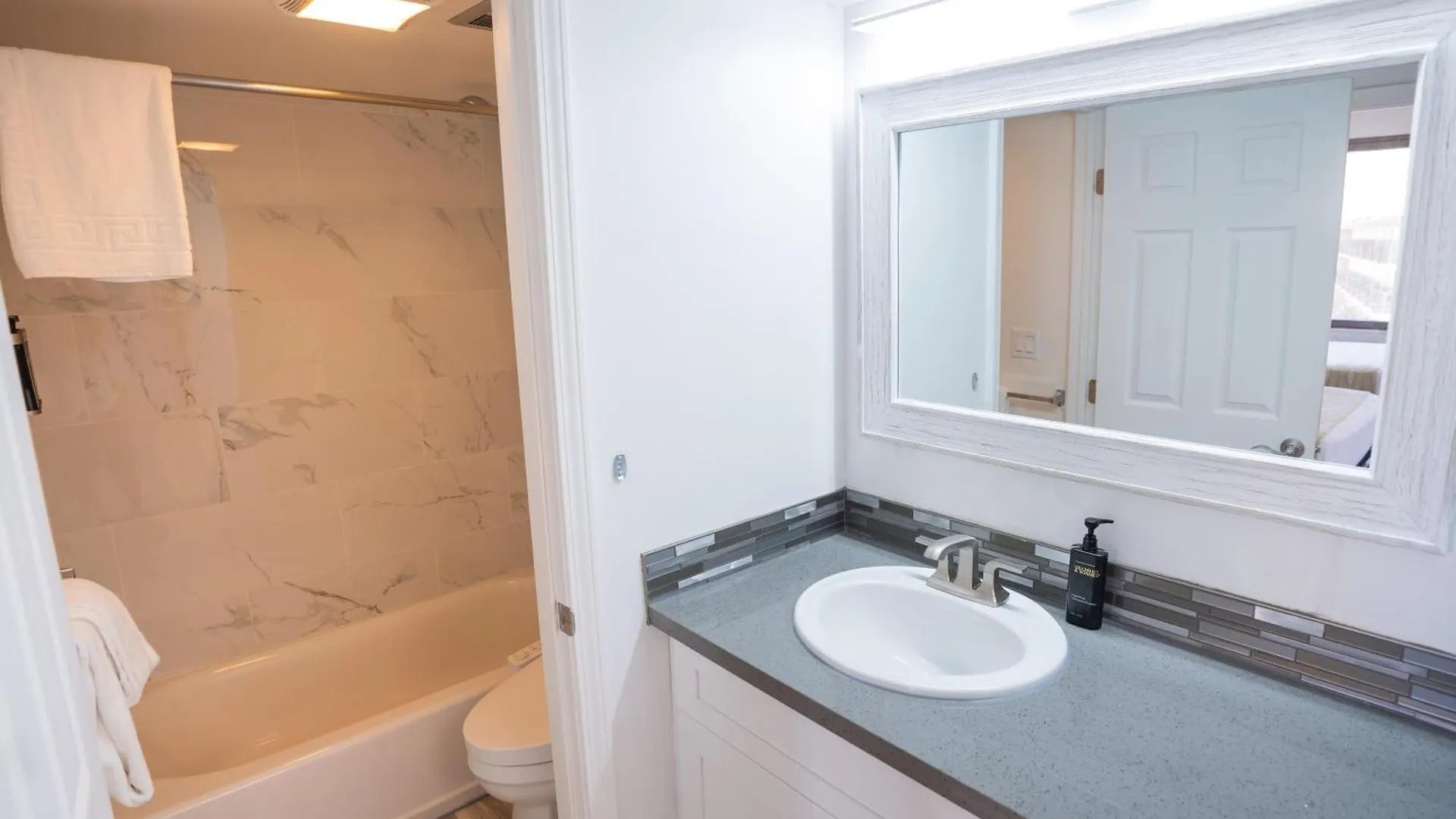 Lägenhet Waikiki Banyan Condo Located One Block From Waikiki Beach! Condo Honolulu USA