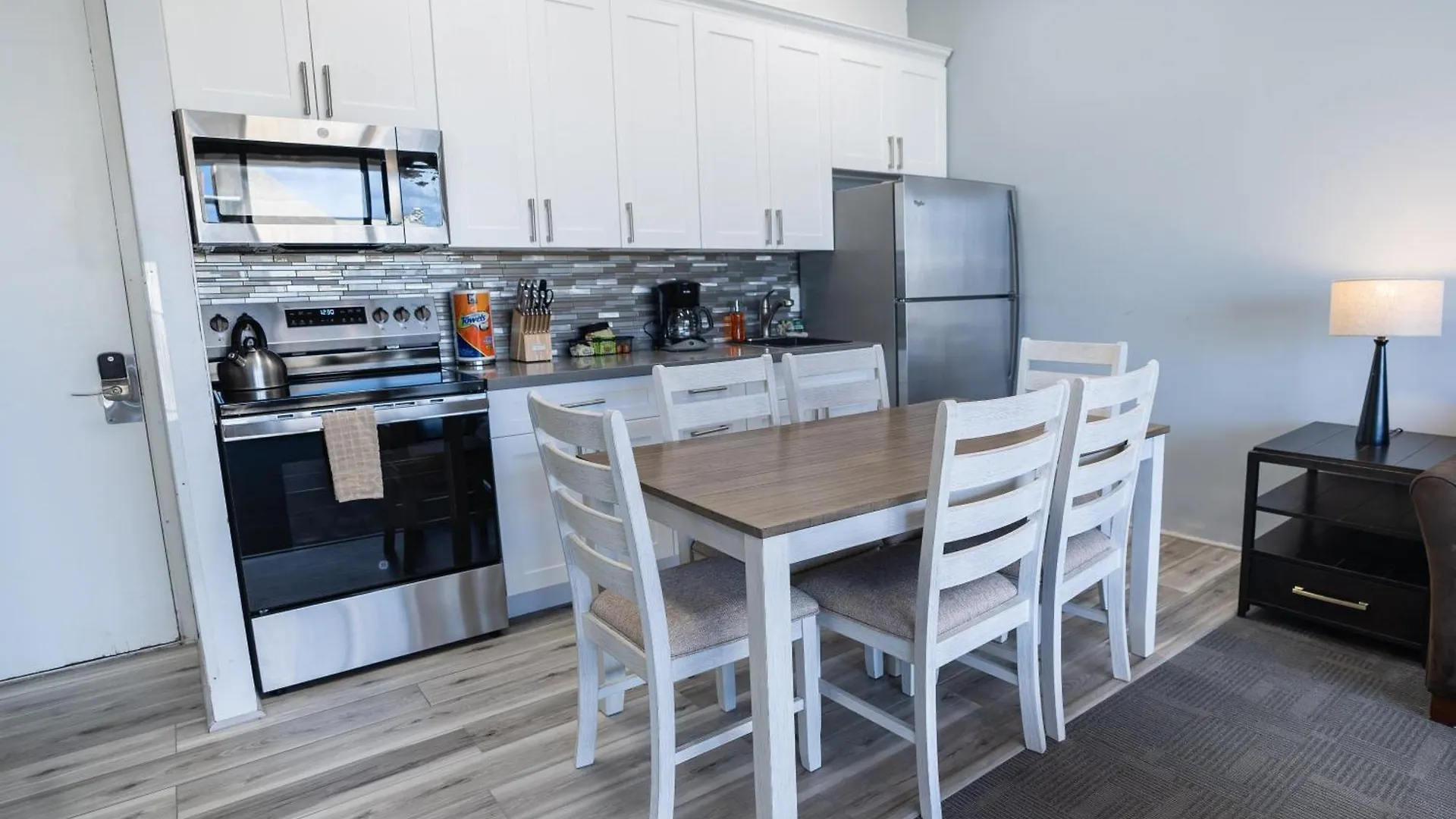 Waikiki Banyan Condo Located One Block From Waikiki Beach! Condo Honolulu